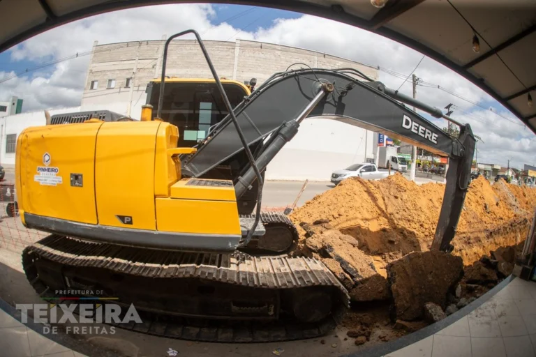 Obras na Rua Mauá trazem drenagem e asfalto novo para Teixeira de Freitas