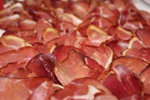 Descongelar carne na pia é perigoso? A forma correta e segura segundo os especialistas em segurança alimentar.