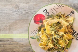 Macarrão cremoso de uma panela só com molho de queijo, prato pronto, comida servida, fotografia gastronômica