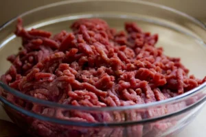 Carne moída com legumes e tempero caseiro especial, prato pronto, comida servida, fotografia gastronômica