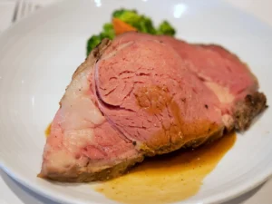 Bife acebolado macio com molho escuro suculento, prato pronto, comida servida, fotografia gastronômica