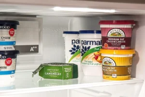 Como economizar até 30% na conta de luz apenas mudando a posição da geladeira na cozinha.