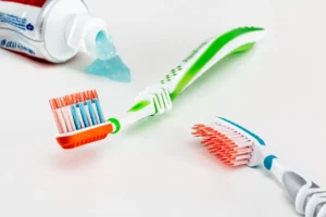 O erro perigoso que cometemos ao escovar os dentes logo depois de tomar café.