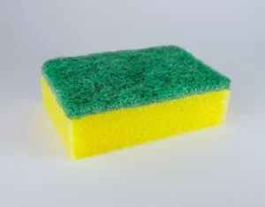 Esponja de louça: Com que frequência a ciência recomenda a troca para evitar contaminação na cozinha?