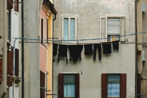 Roupas com cheiro de umidade: Dicas definitivas para secar peças em dias de chuva sem deixar "cheiro de cachorro molhado".