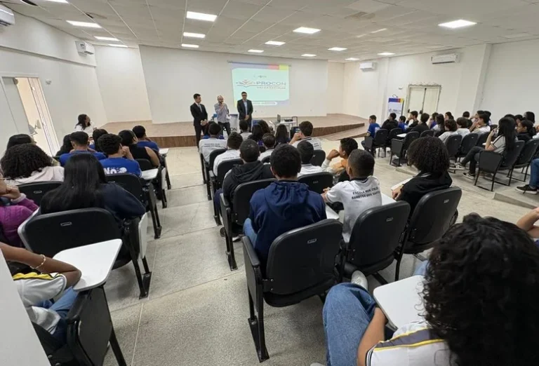 Procon Barreiras capacita jovens estudantes contra práticas abusivas