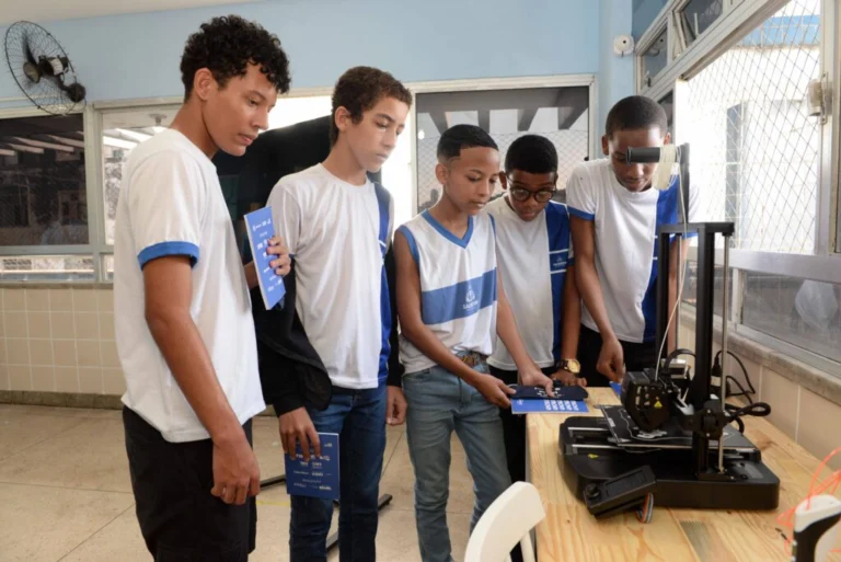 Projeto Engenhoka leva robótica e artes para escola em Salvador