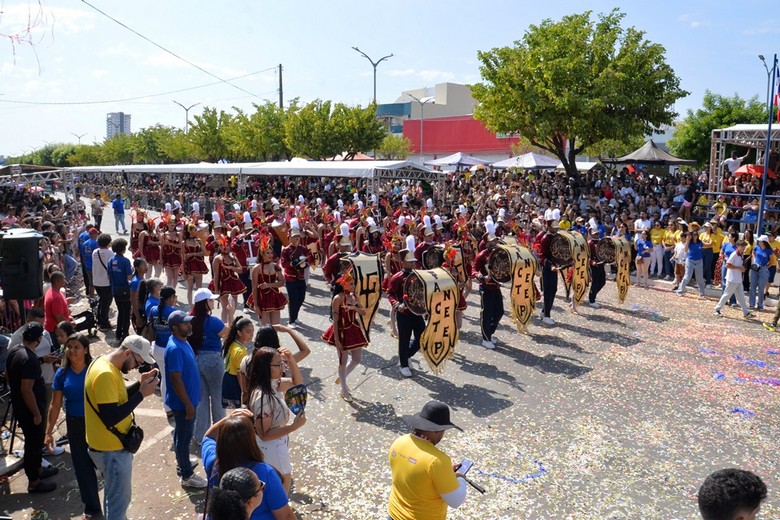 Desfile cívico-militar em Barreiras