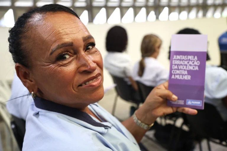 Estações do BRT em Salvador recebem capacitação para proteger mulheres