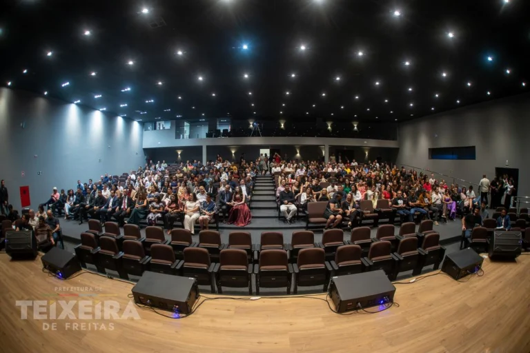 Novo Teatro Escola Antônio Chicon Sobrinho é inaugurado em Teixeira de Freitas