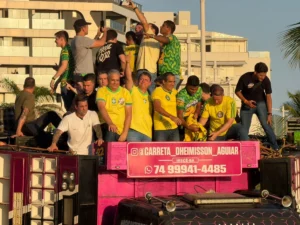 Flávio Bolsonaro recebe título de Cidadão Soteropolitano no Farol da Barra após decisão judicial