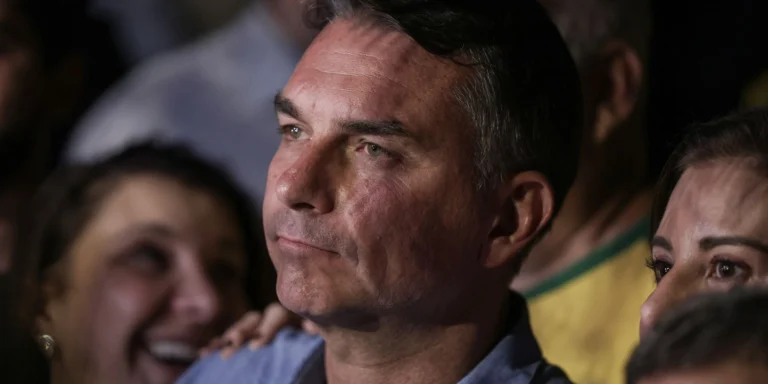 André Mendonça multa Flávio Bolsonaro por impulsionamento irregular