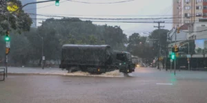 aviso vermelho de tempestade
