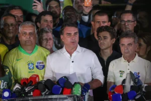 Flávio Bolsonaro entra na Argentina e viaja para o Equador