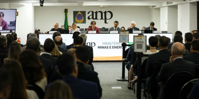 Leilão da ANP arrecada bilhões com dezenas de blocos de petróleo vendidos